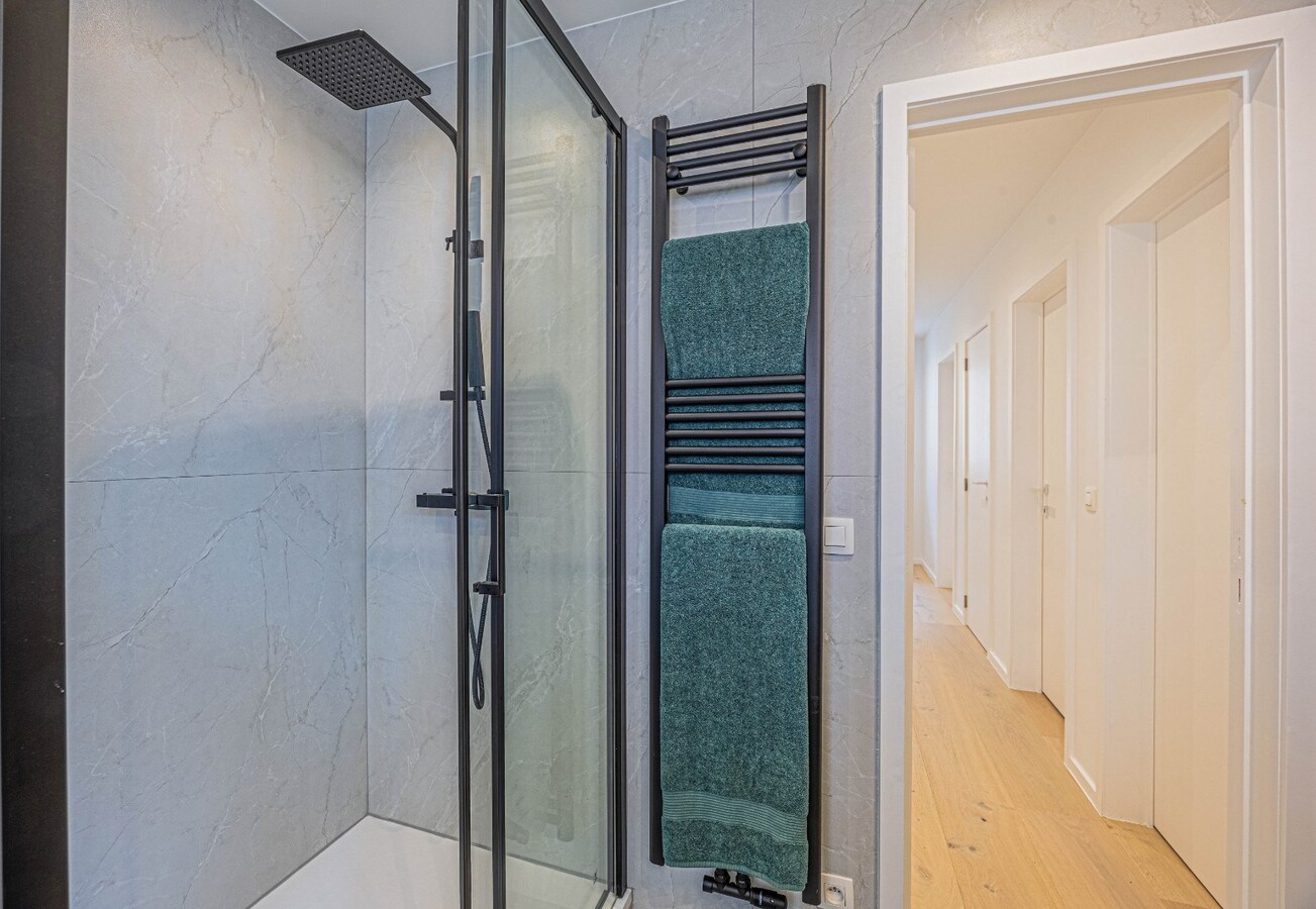 Stijlvol gerenoveerd hoekappartement met 3 slaapkamers op toplocatie te Duinbergen, vlakbij de Zeedijk. 