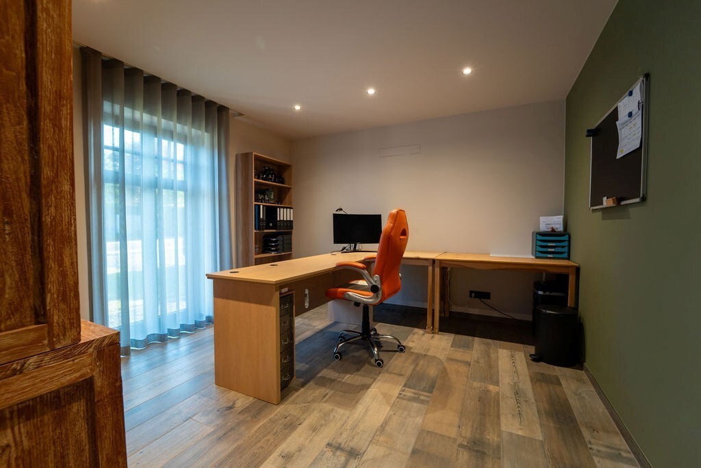 PRACHTIG GERENOVEERDE WONING MET 3 SLAAPKAMERS, 2 BADKAMERS, INPANDIGE GARAGE EN PAARDENSTALLINGEN MET ENERGIEZUINIG EPC TE WIJER (NIEUWERKERKEN) 