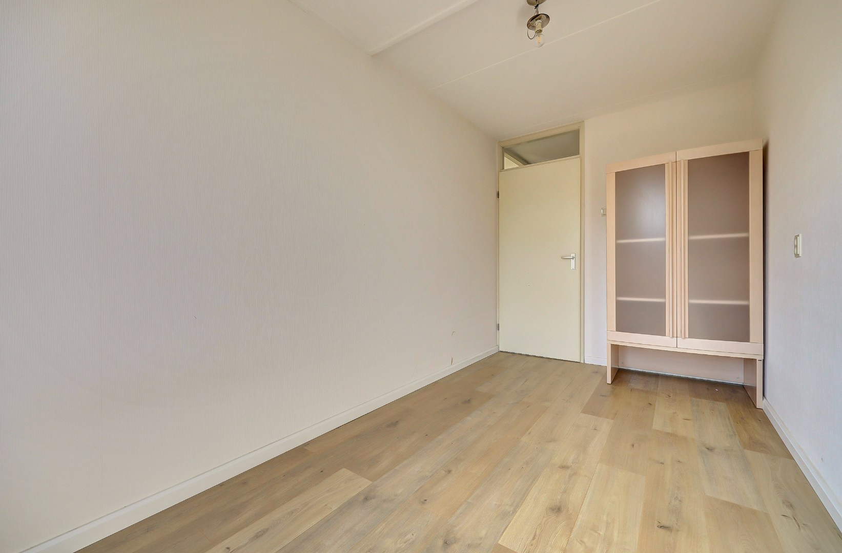 Ruime 5-kamer hoekwoning met aangebouwde garage op een kavel van maar liefst 297 m2 eigen grond! 