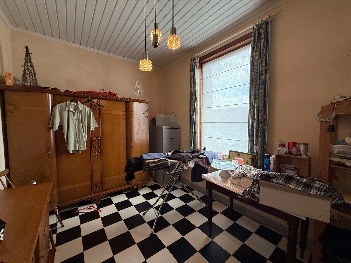 Grote eigendom met atelier. 