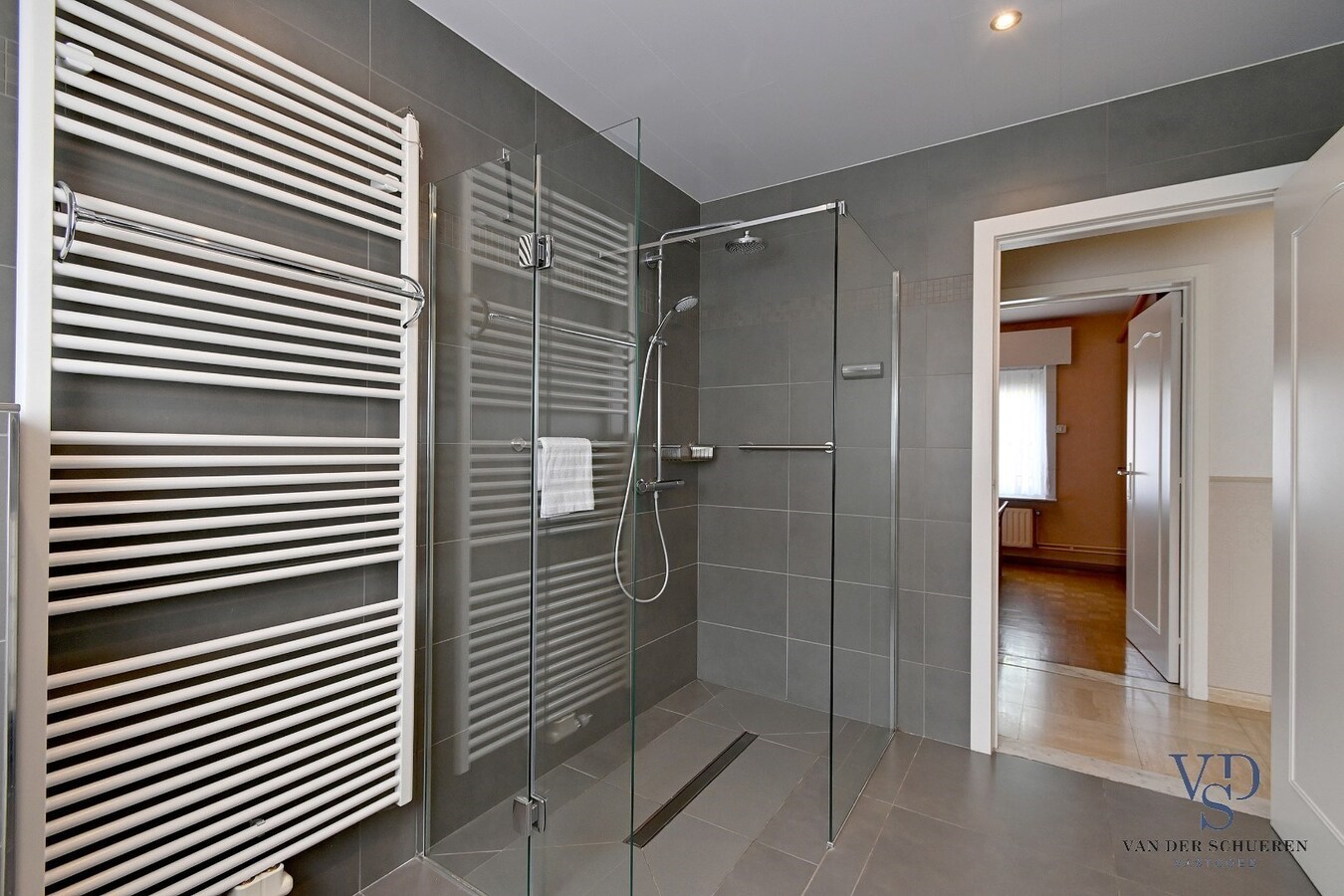 Statige villa in rustige residentiële wijk 