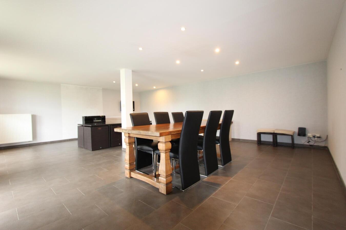 Ruime alleenstaande woning met 5 slaapkamers en garage te Koekelare 