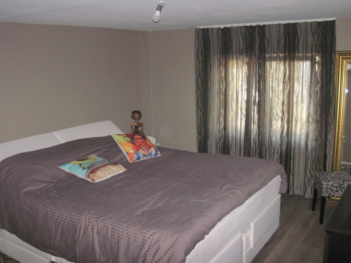 Degelijke woning met terras en tuintje. 