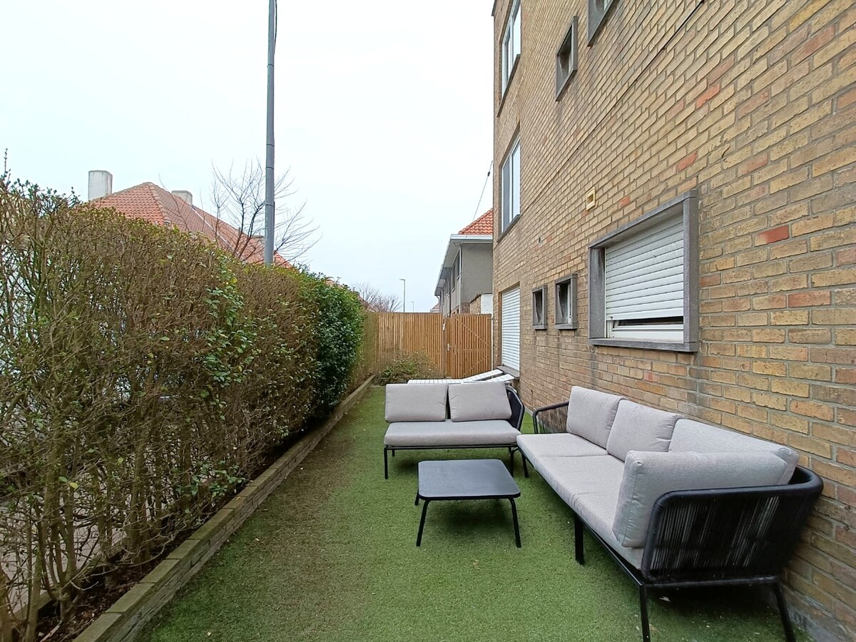 Lichtrijk 2-slaapkamerappartement met terras, garage en extra staanplaats in het centrum van Heist 