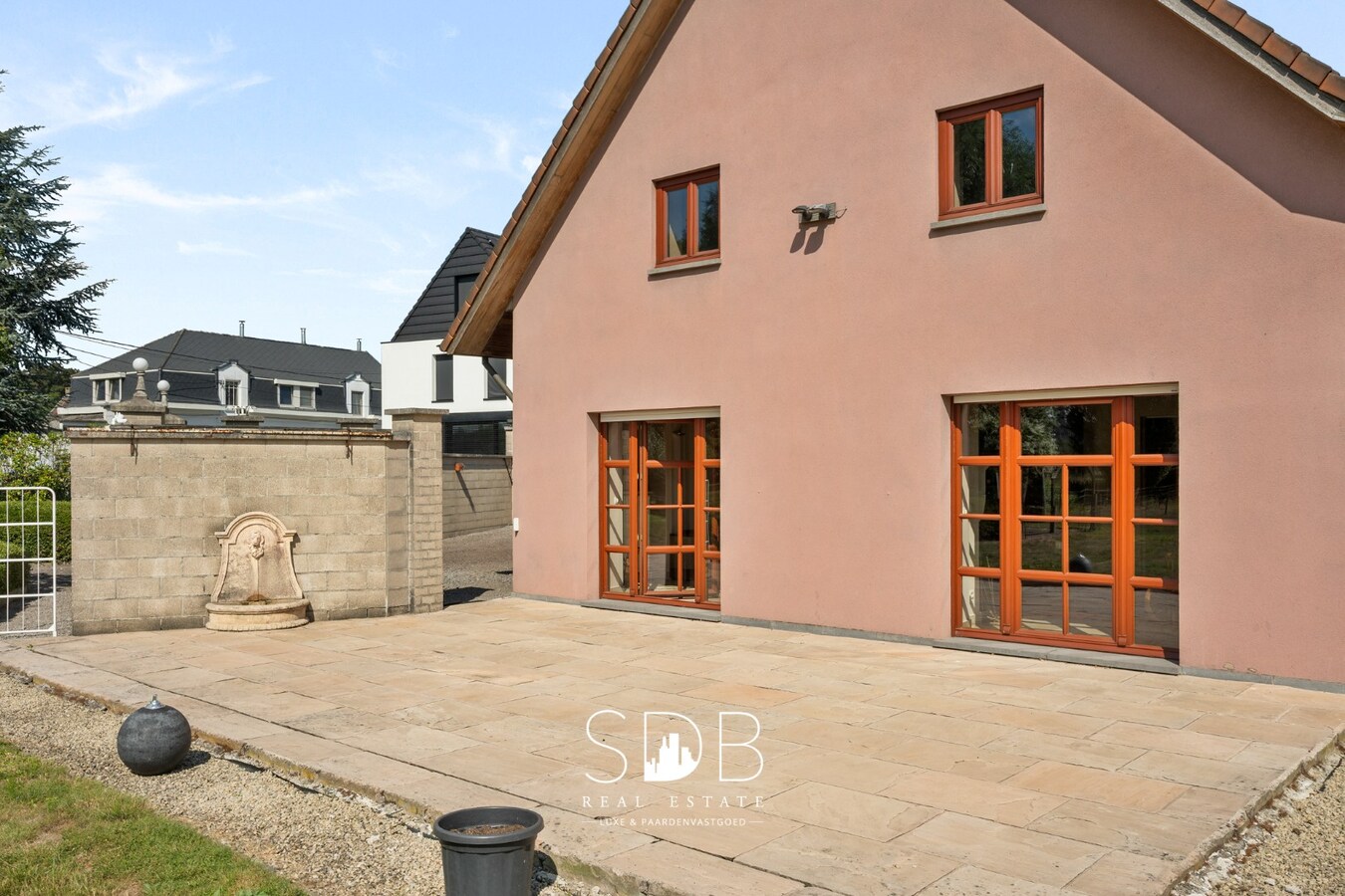 Hedendaagse villa met gezinstuin en graslanden op 7.496m² 