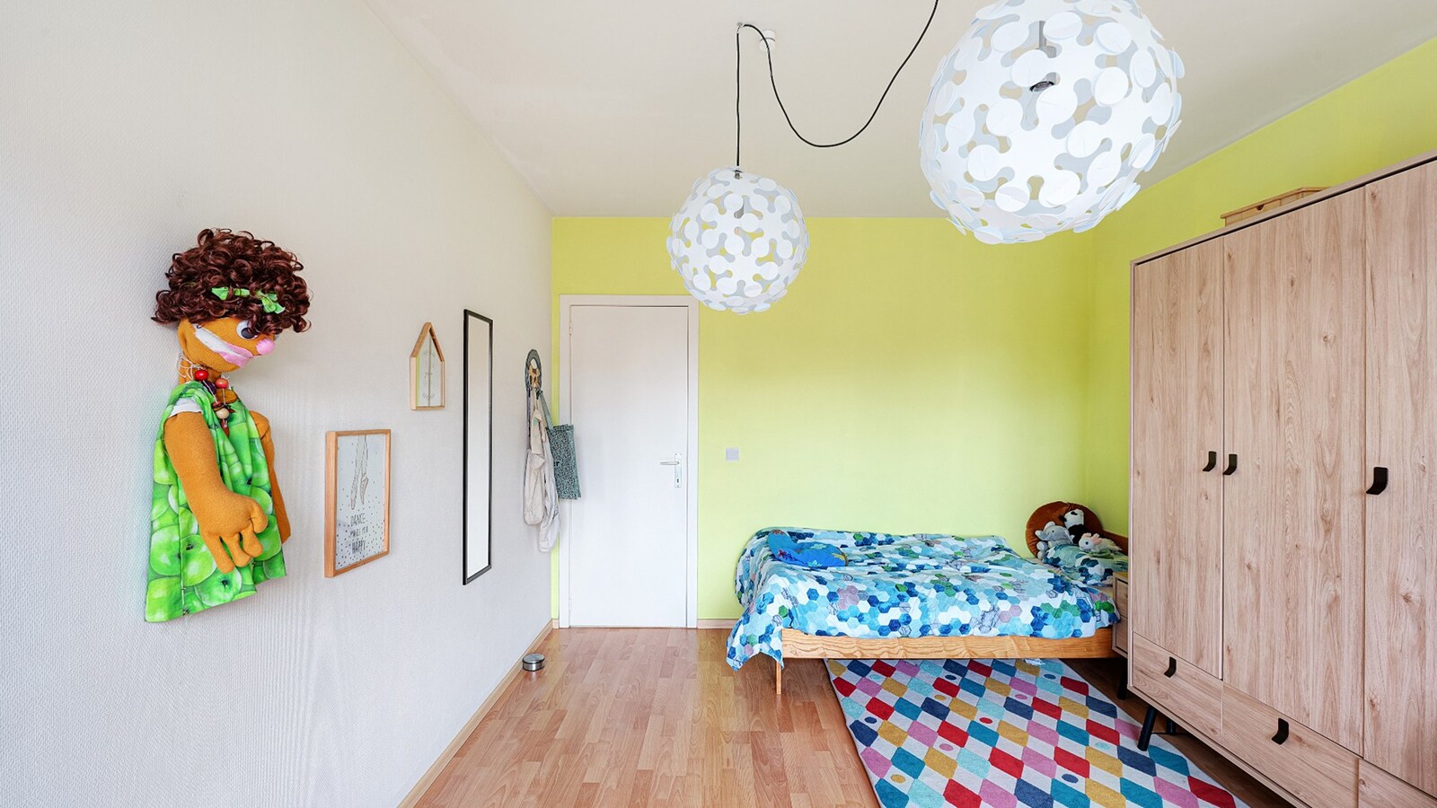 Ruime bel-etagewoning met garage en zonnepanelen in hartje Heist. 