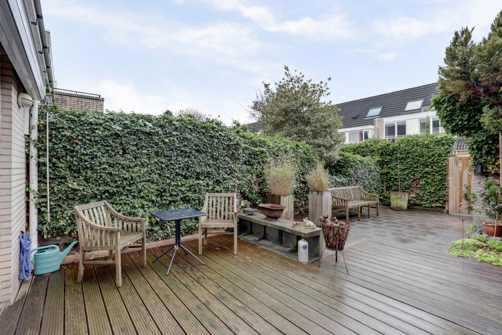 Ruime 5-kamer tussenwoning met inbouw keuken, moderne badkamer, 4 slaapkamers, ruime tuin gelegen op het zuidwesten. 