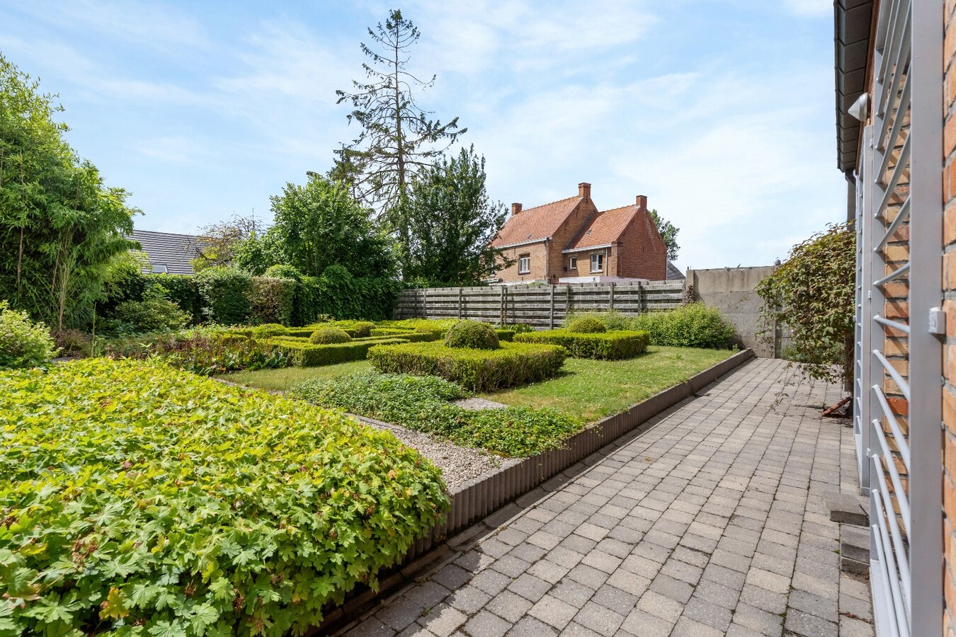 Centraal gelegen handels(woning) met garage op 369m² in Merkem! 