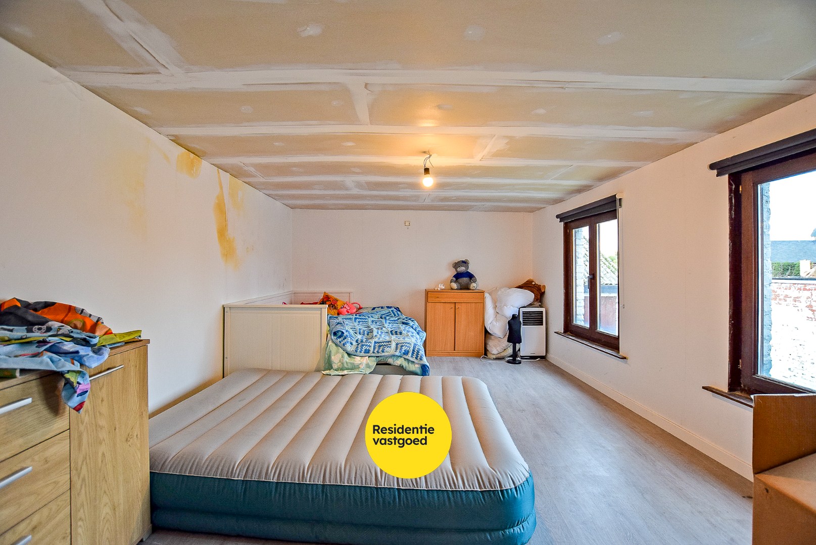 Ruime woning met uitbreidingsmogelijkheden en loods in groot Alveringem. 