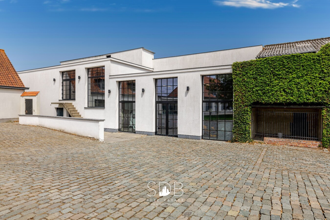 Landelijke villa met bijgebouwen en graslanden op 23.740m² 