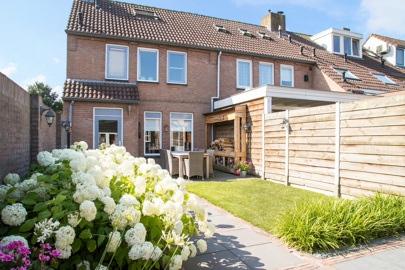 Prachtige afgewerkte hoekwoning op een rustige locatie aan de rand van Hapert. 
