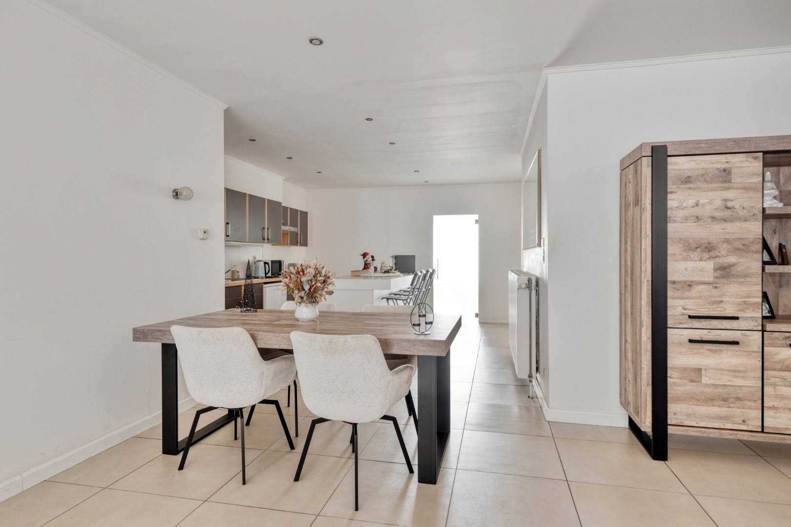 Ruim gelijkvloers appartement met 2 slpk. en gezellige patio in het centrum van Geel 