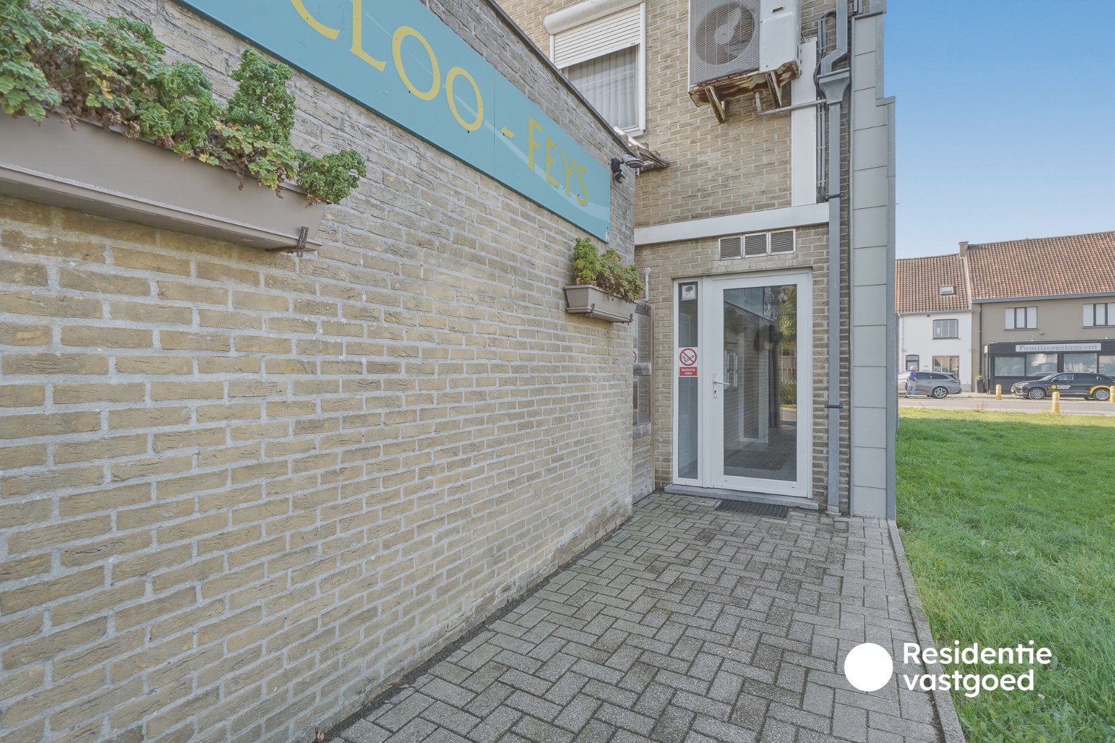 Opbrengsteigendom met handelszaak op goede ligging in Zedelgem 