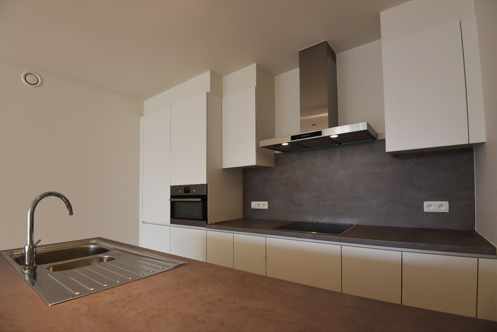 Nieuwbouwappartement met 2 slpks, autostaanplaats en terras te Maldegem centrum 