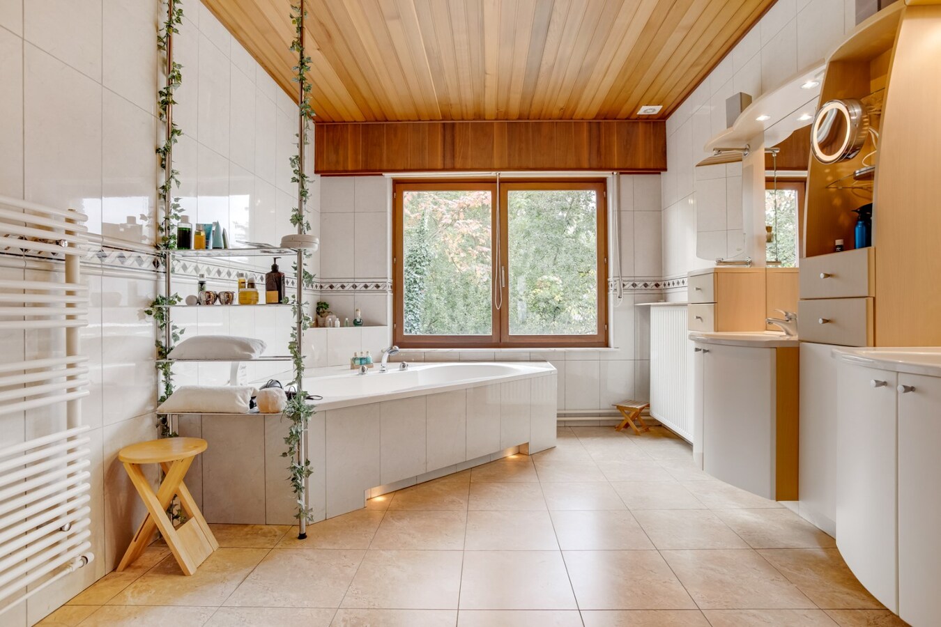 Vrijstaande woning met garage op ruim perceel in het centrum. 