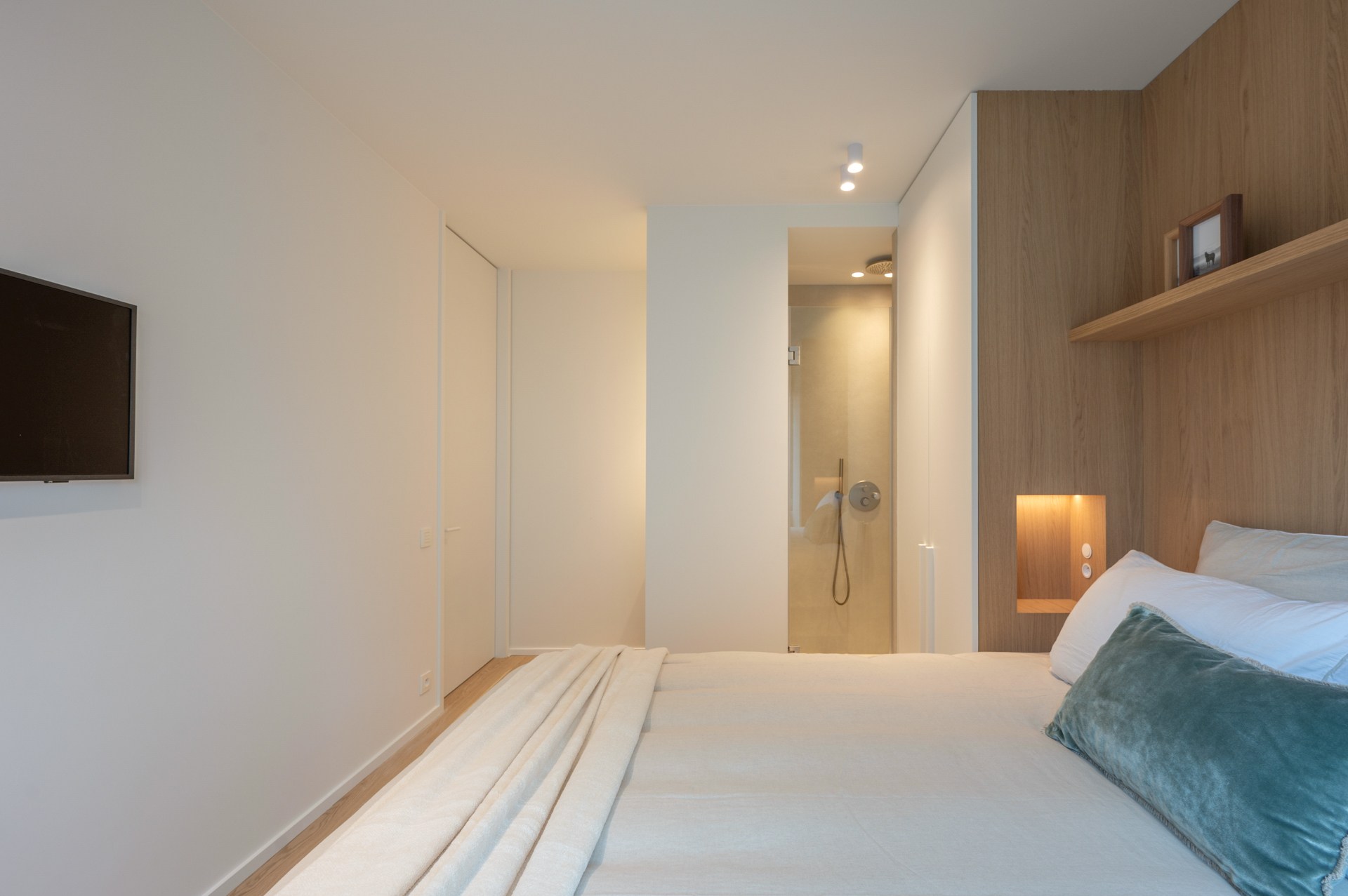 Prachtig gerenoveerd appartement met 3 slaapkamers centraal gelegen op de Lippenslaan te Knokke. 