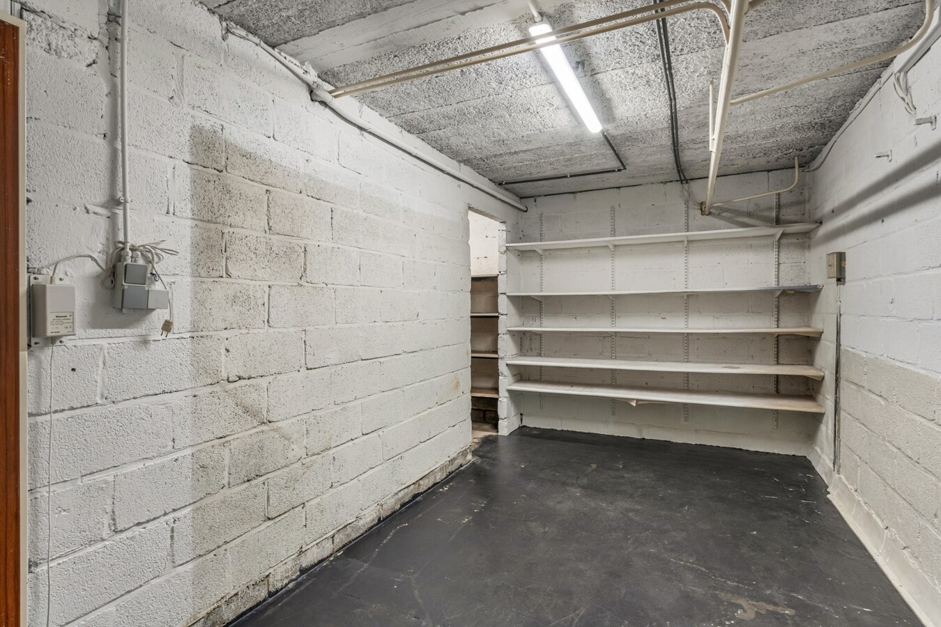 Halfvrijstaande woning op een perceel van 7a31ca, met aparte bureelruimte en inpandige garage! 