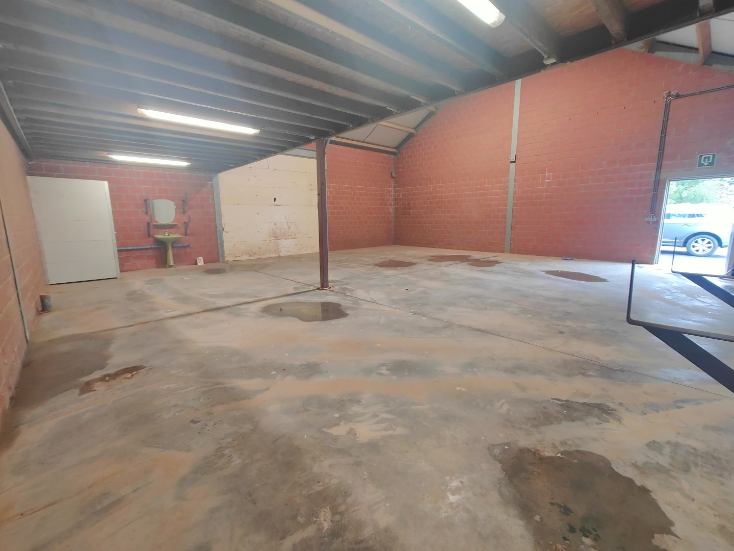 Recente, vrijstaande loods te huur – 150m² 