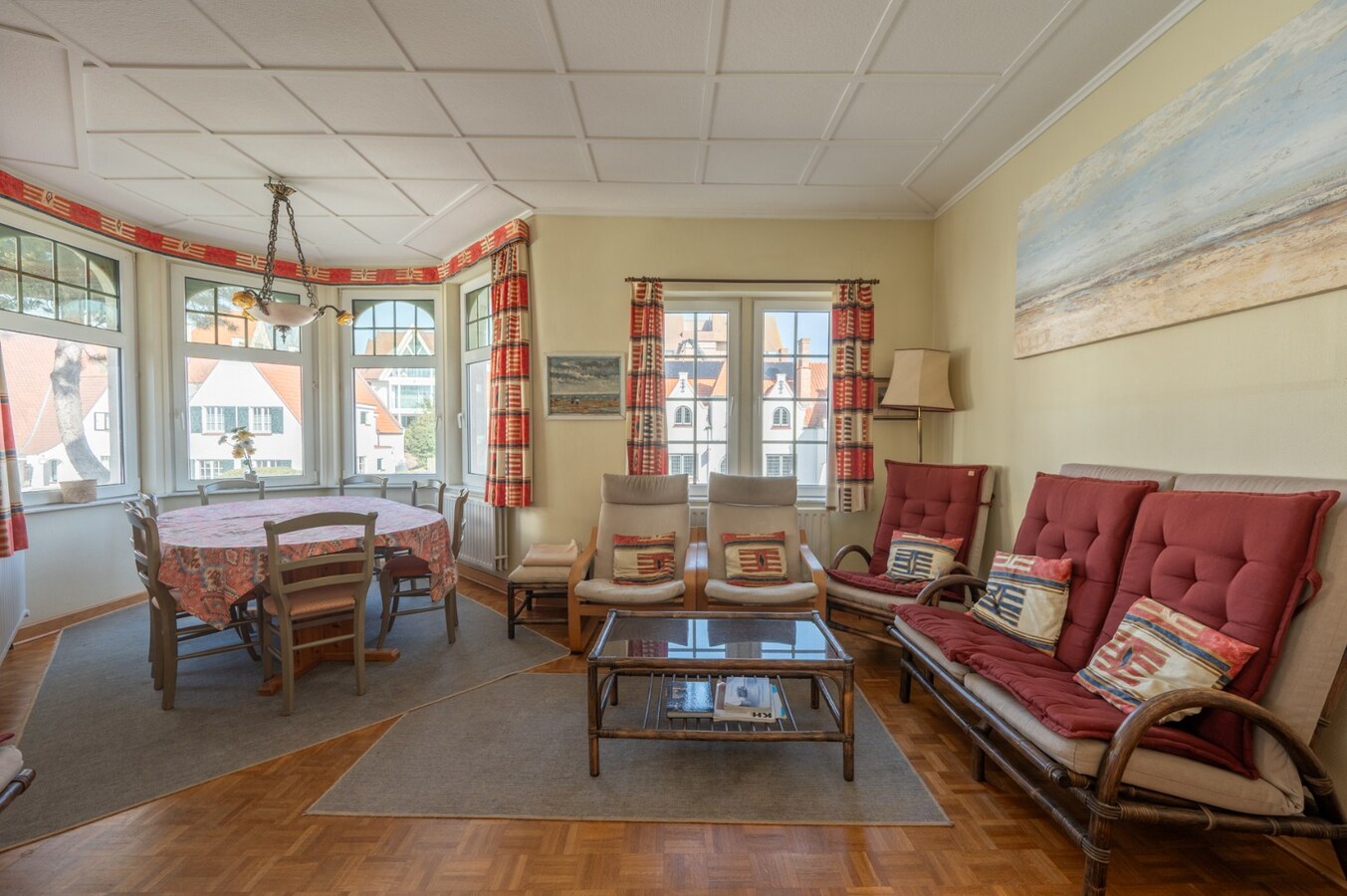 Villa in eclectische stijl met garage en staanplaatsen in het hart van Duinbergen 