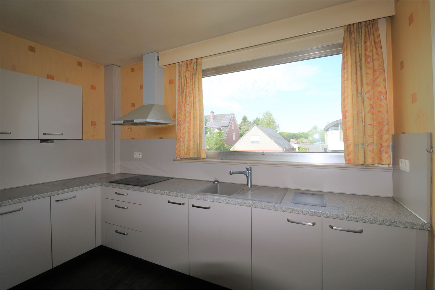 Licht en goed gelegen appartement te Sint-Niklaas incl. Garage 