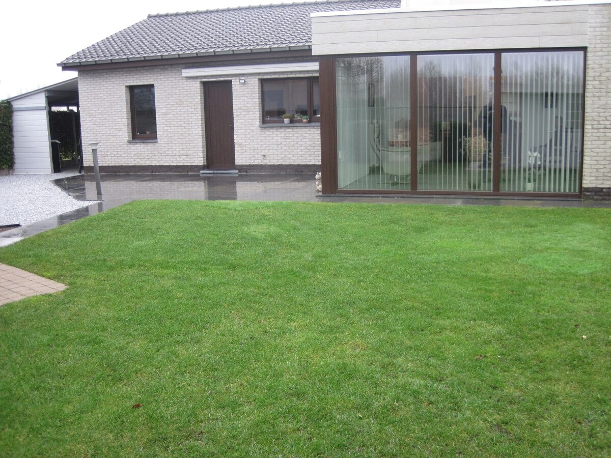 Goed gelegen, eigentijdse bungalow. 