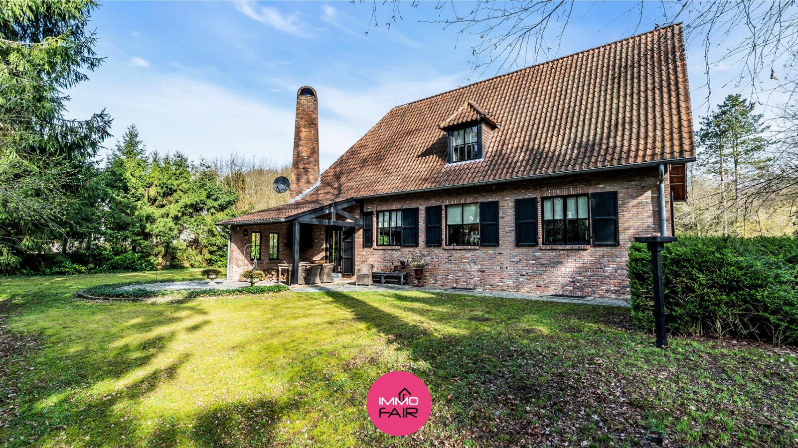 Exclusieve, karaktervolle villa met authentieke elementen in rustige, bosrijke omgeving 