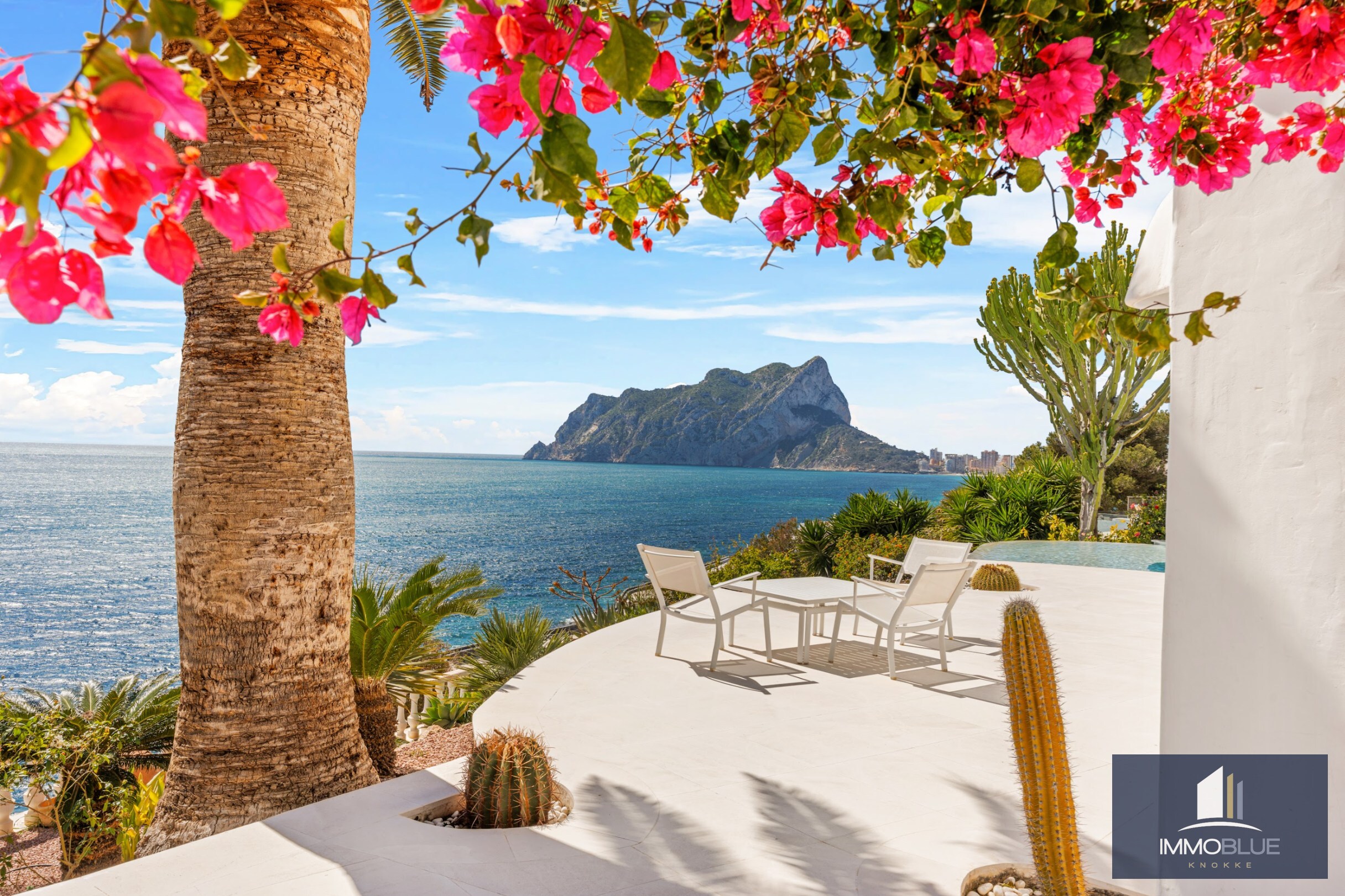 Villa méditerranéenne moderne avec vue mer spectaculaire 