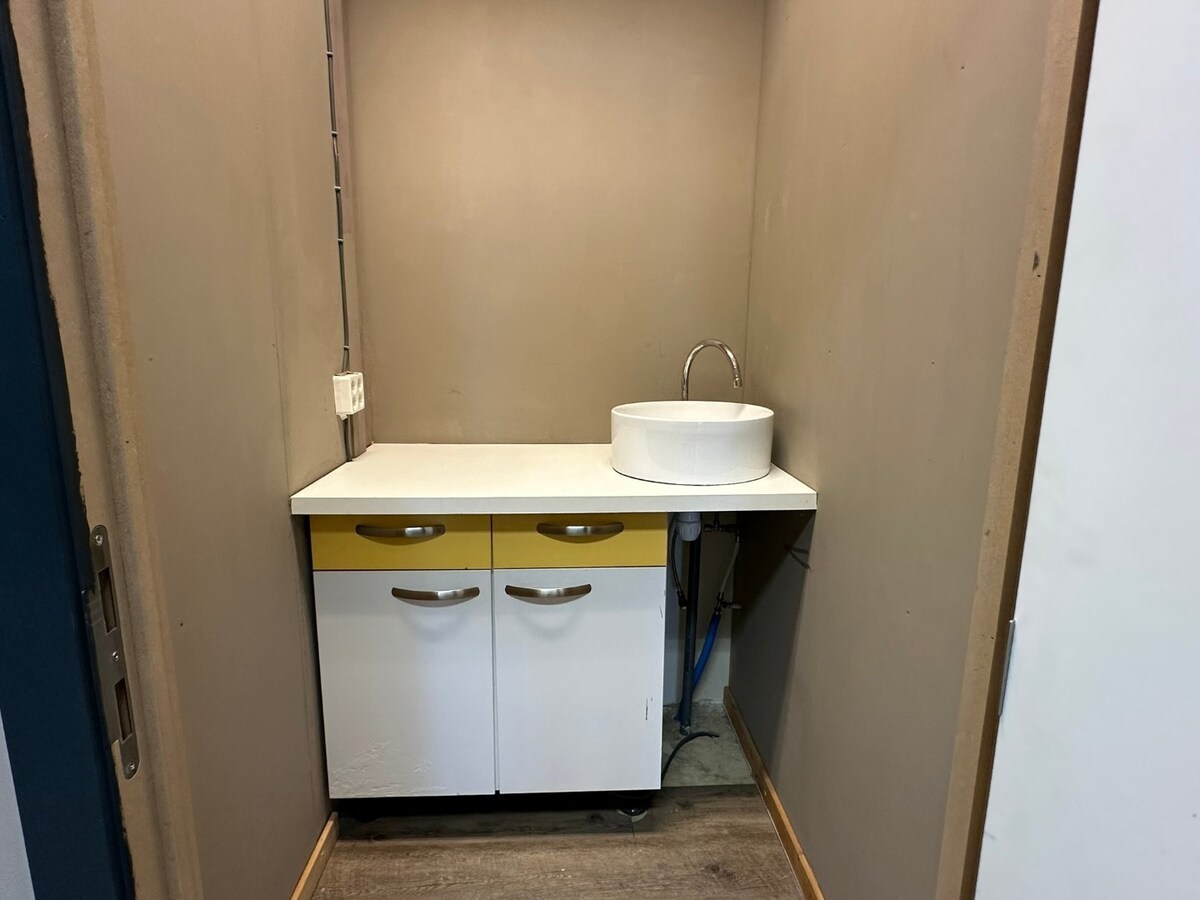Handelsgelijkvloers, met mooie  etalage,  grote kelder 