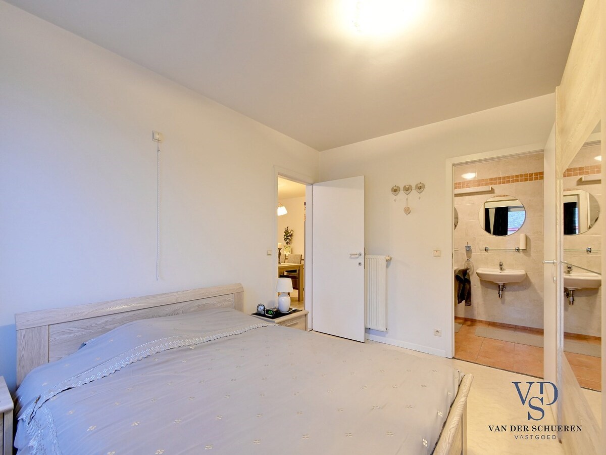 Tijdloos, ruim 1-slpk-appartement mét garage te centrum Gavere 