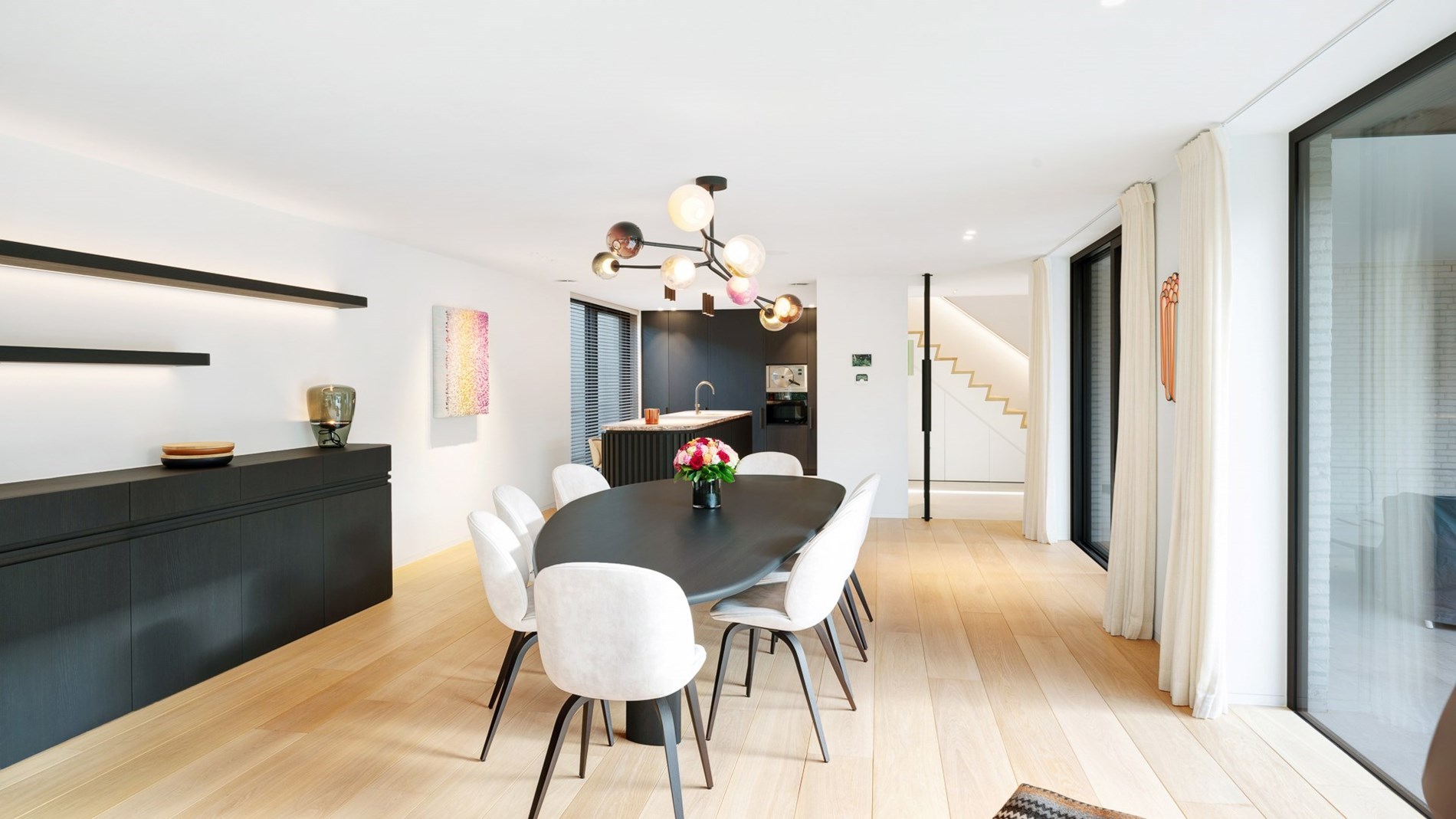 Prachtig vernieuwde villa rustig gelegen tussen Knokke centrum en Het Zoute met een perfecte Zuid-West oriëntatie. 