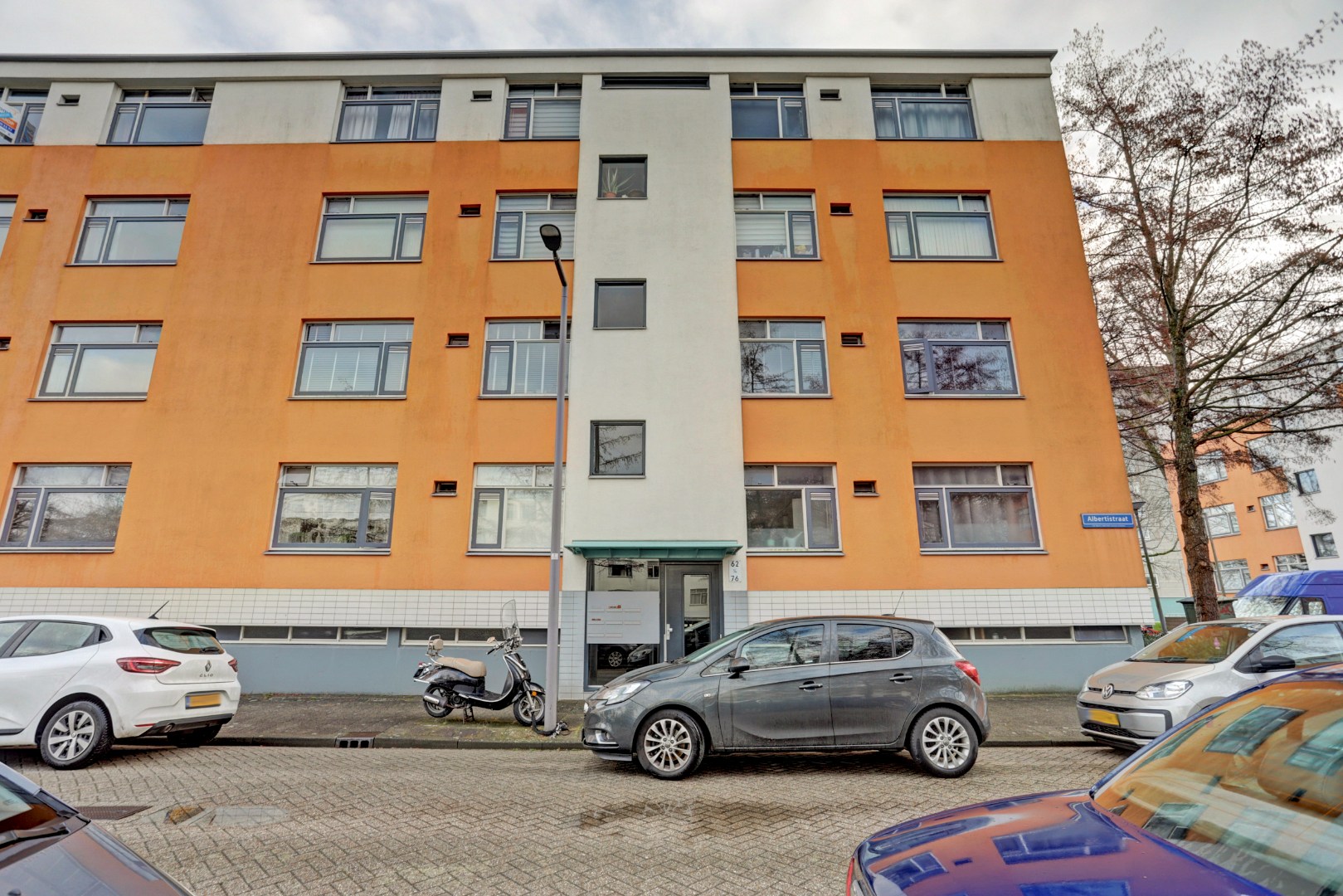 Instapklaar 3(voorheen 4) kamer appartement met royale living en moderne keuken, 2 slaapkamers en berging in de onderbouw. 