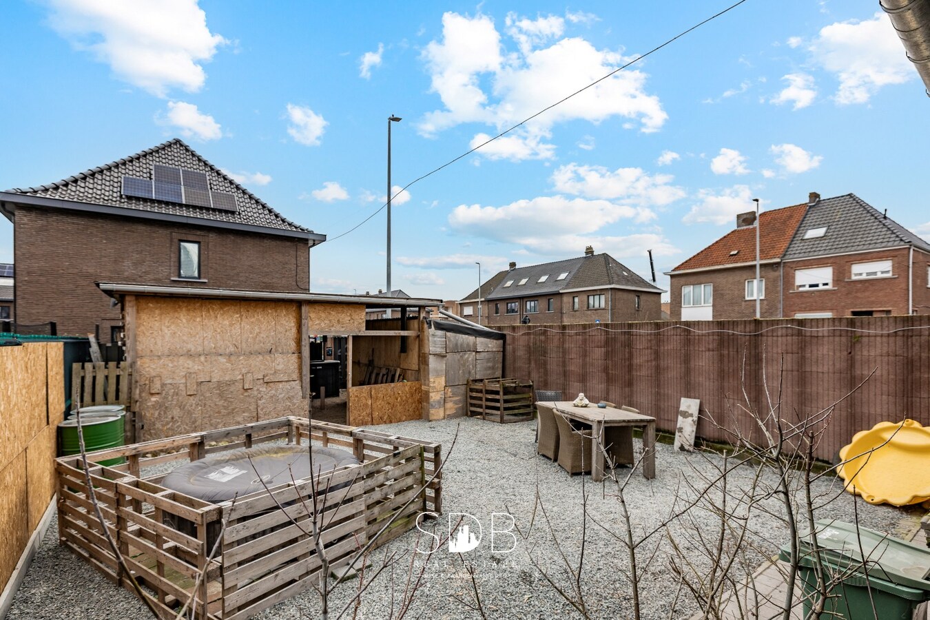 Instapklare half open bebouwing met gezinstuin 