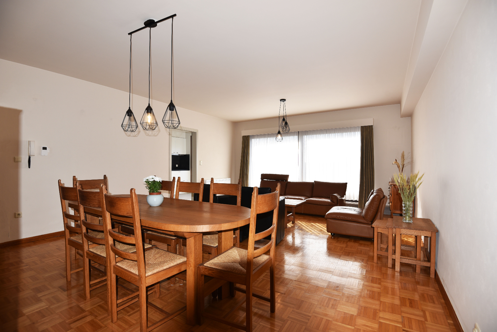 Gerenoveerd appartement met 2 slpks en autostaanplaats te Eeklo 