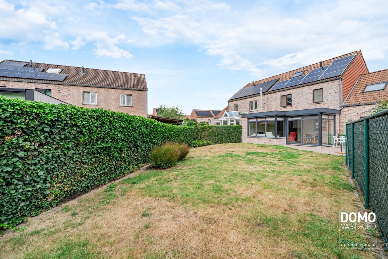 ZUIDWESTELIJK GEORIËNTEERDE DOORZONWONING MET LICHTRIJKE AANBOUW, GEZELLIGE TUIN EN RUIME GARAGE TE KURINGEN (HASSELT) 