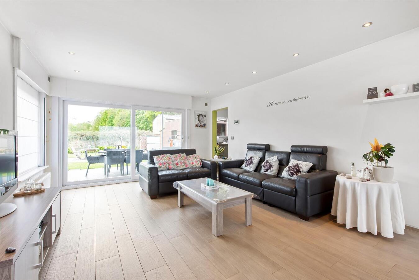 Prachtig gerenoveerde woning met 3 slaapkamers en zongerichte tuin. 