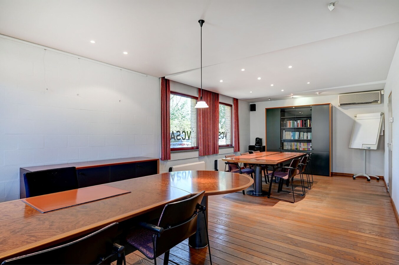 Uitzonderlijk kantoorgebouw met woonst 