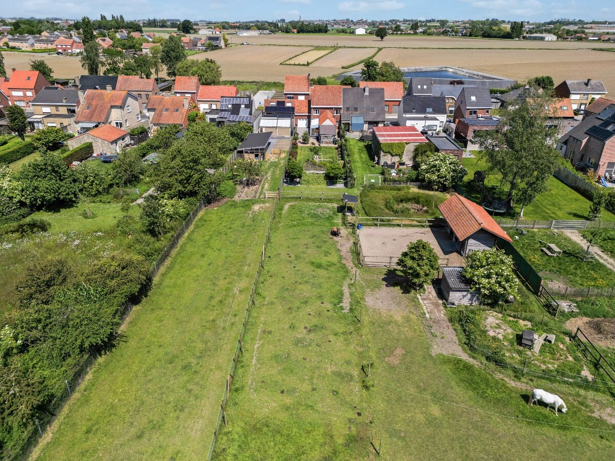 Centraal gelegen woning op uiterst ruim perceel van 1784 m² 