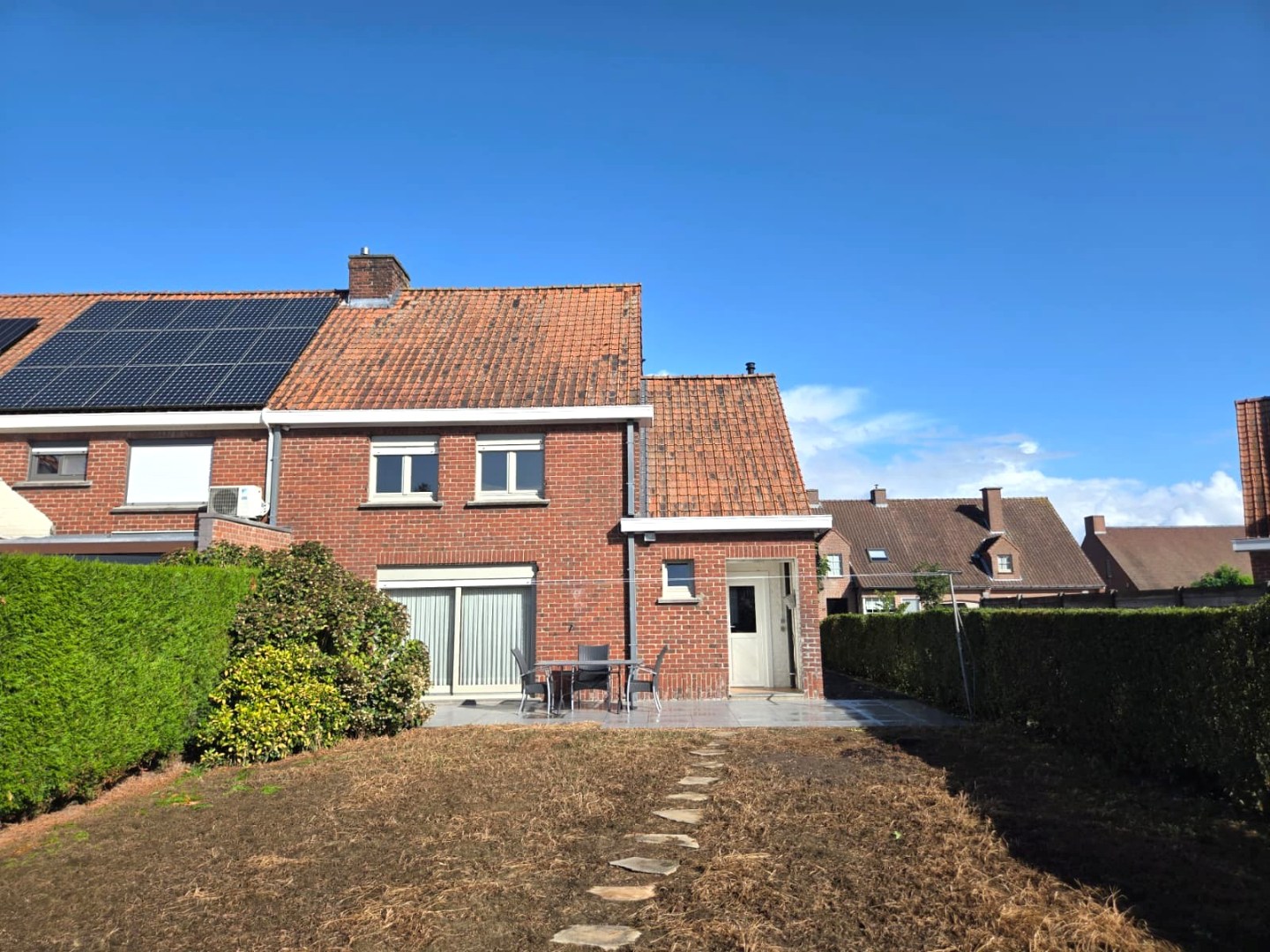Rustig gelegen, recent gerenoveerde halfopen woning 