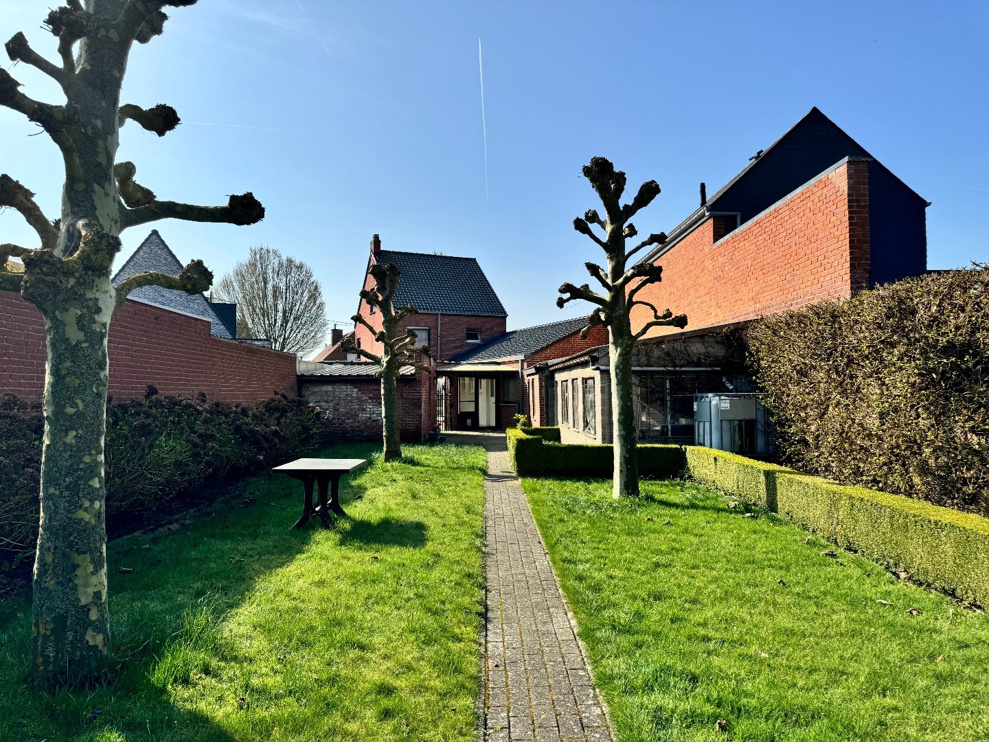 Woning met veel potentieel, 4 slaapkamers en garage te Zulte. 