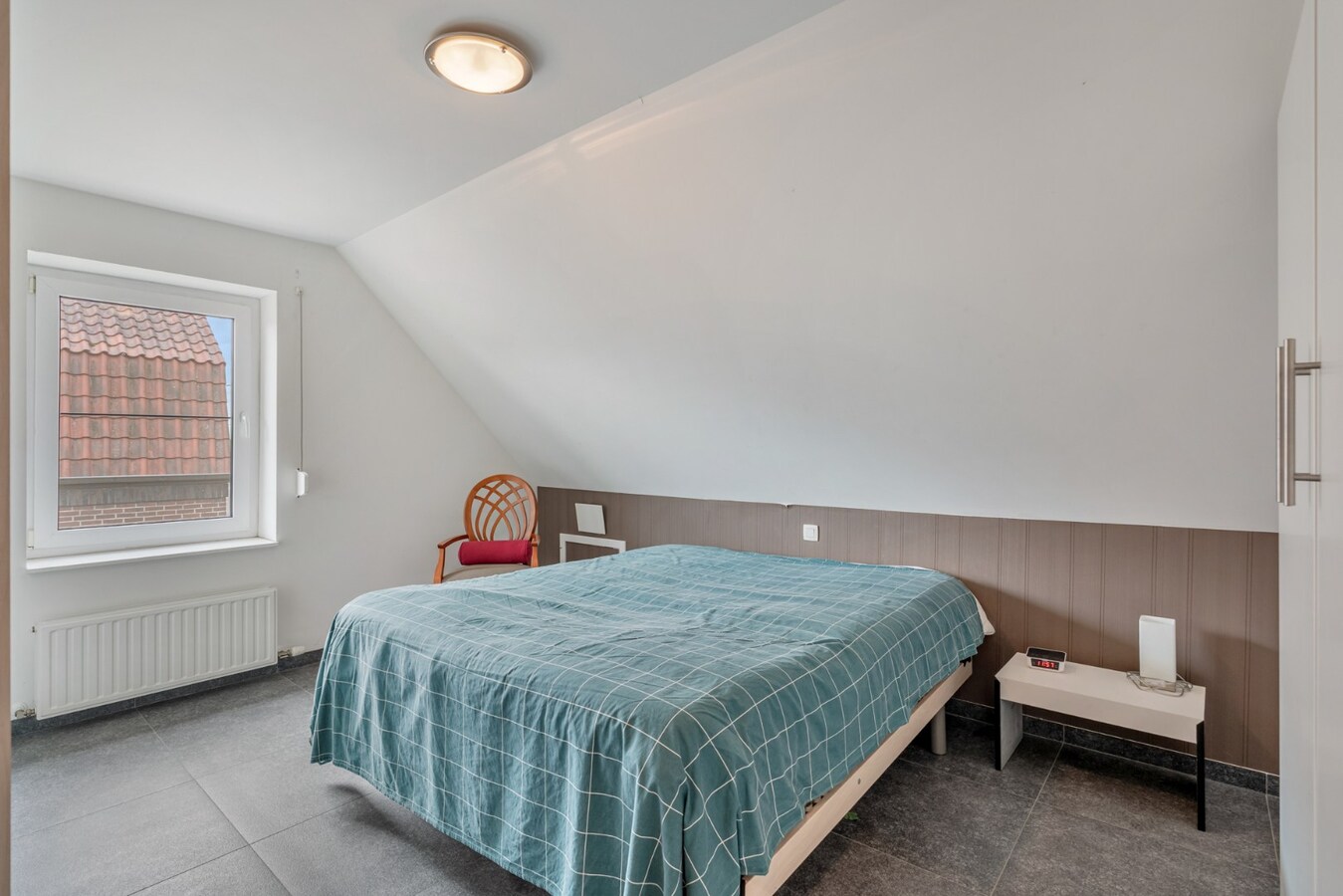 Zeer goed onderhouden en praktisch ingedeelde gezinswoning met 4 slaapkamers en prachtige tuin. 