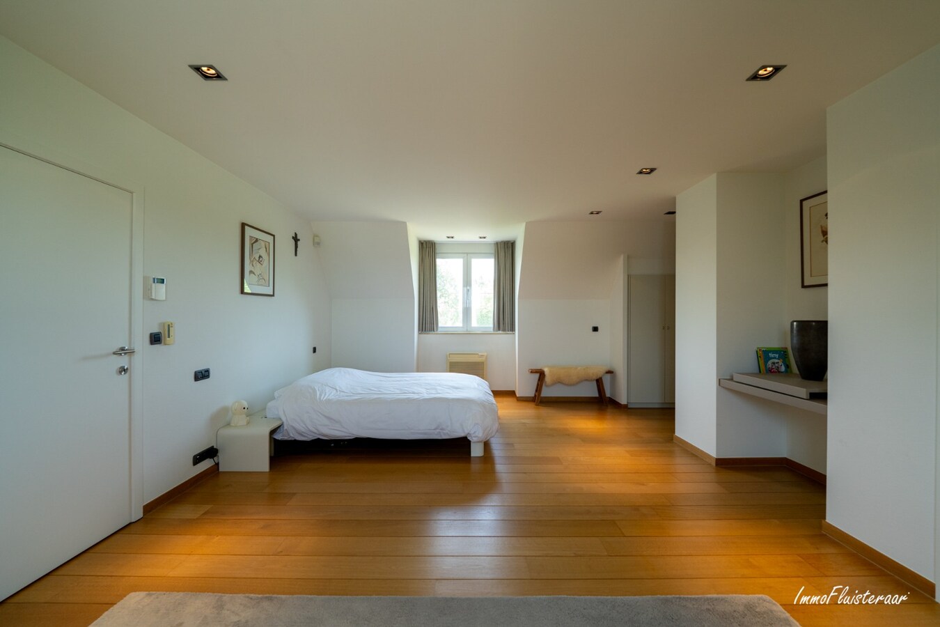 Beautiful villa with indoor and outdoor riding arenas on over 2.4 hectares in Ardooie 