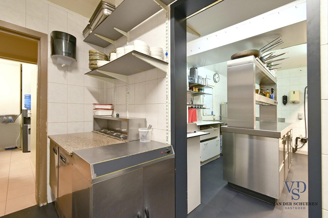 Handelspand (>300 m²) en 2 appartementen. 