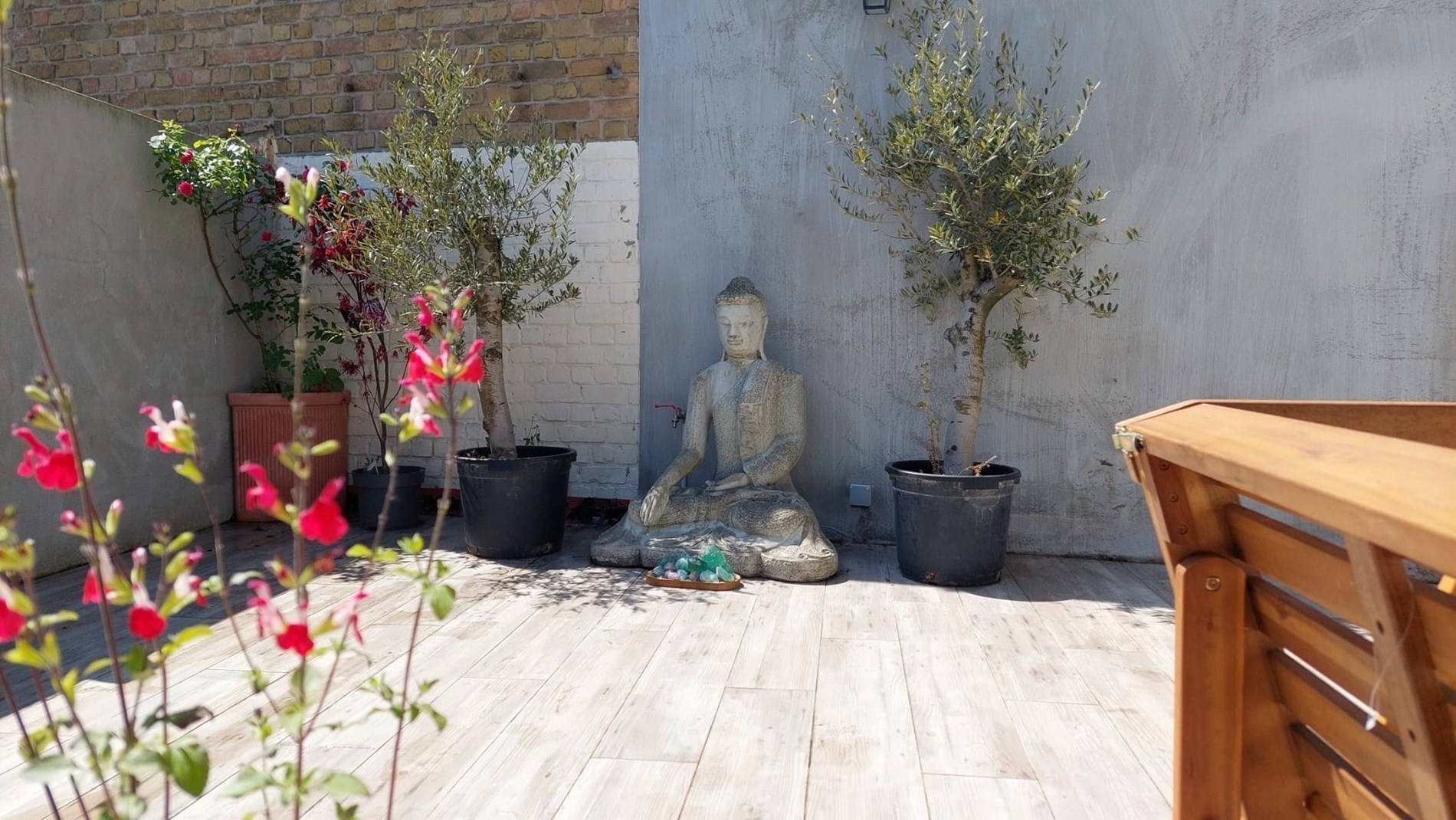 Maison authentiquement rénovée avec jardin orienté sud-ouest. 