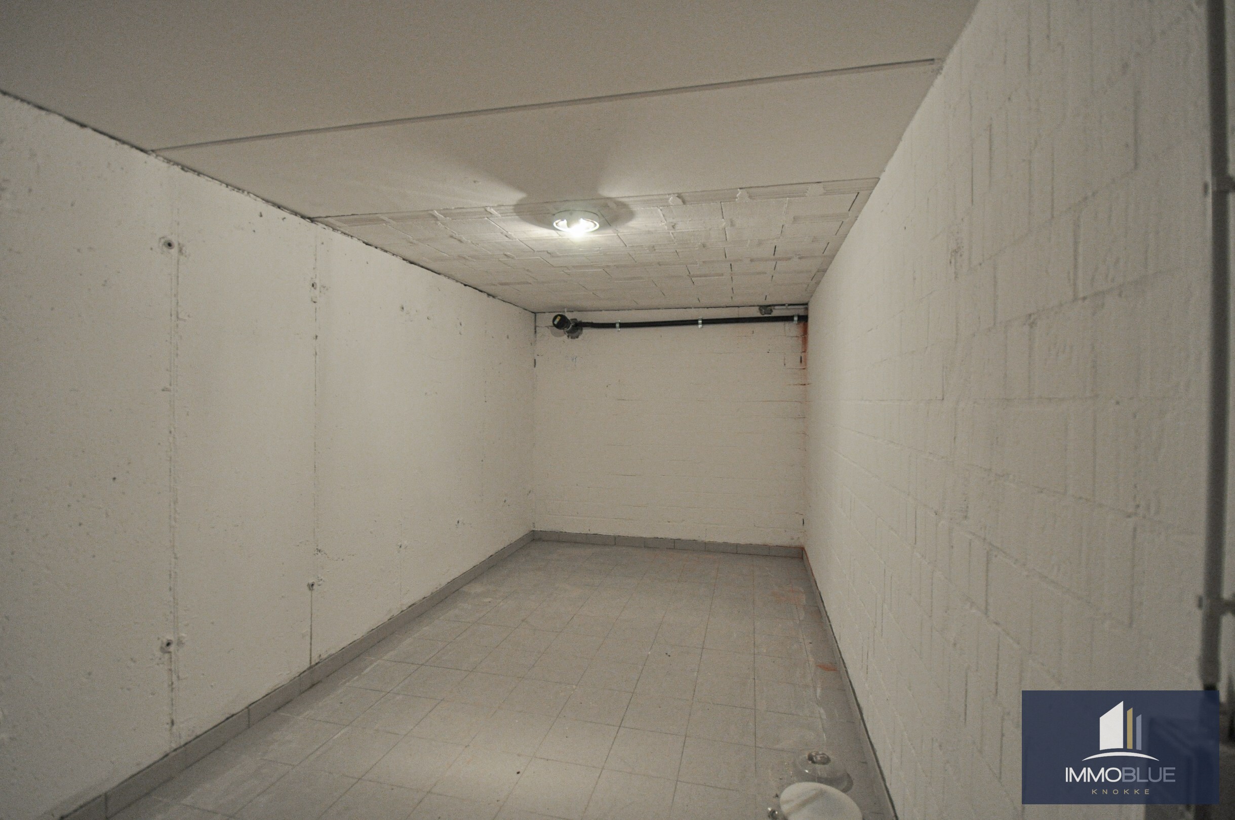 Grand local commercial avec garage intérieur situé au Zoute. 