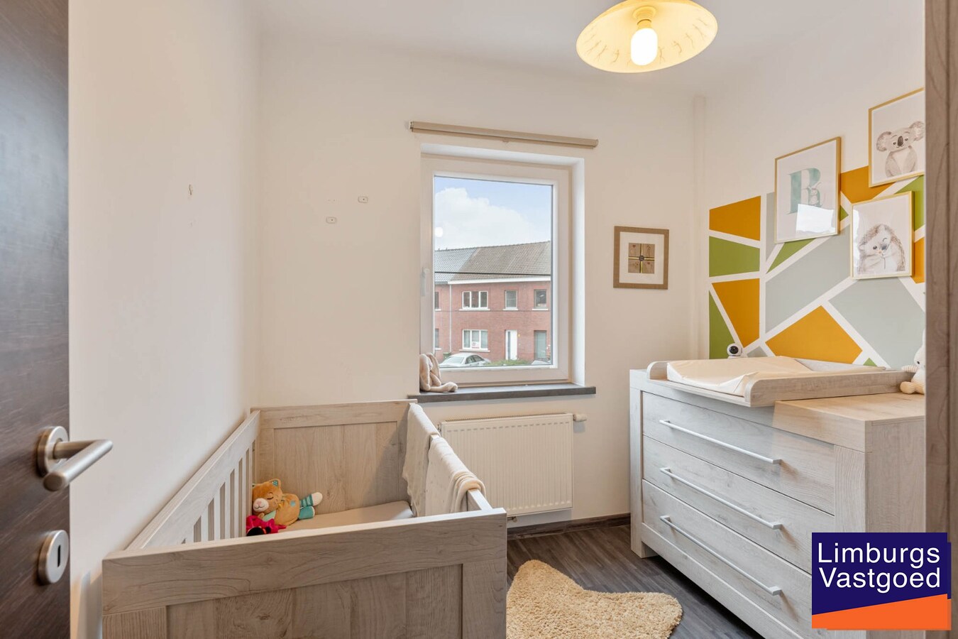 Stadswoning met 4 slpk, zuidgerichte tuin en garage, nabij kleine ring, station en Vredespark 