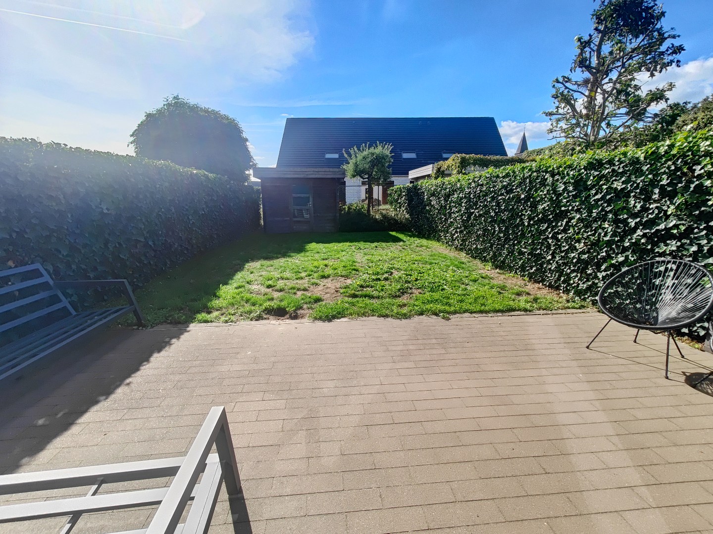 centraal gelegen woning met 3 slaapkamers en achterliggend tuin met terras 