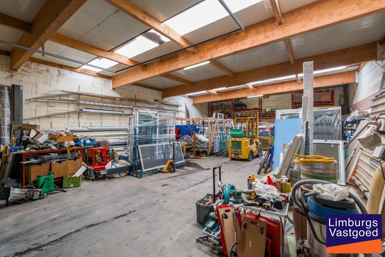 Bedrijfsgebouw met toonzaal, kantoren, magazijn en woonst - groot 700m² 
