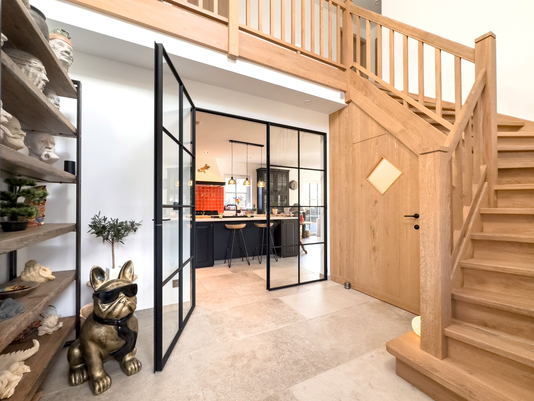 La villa récente de 2023 est située sur un terrain de 900 m², dans un havre de paix et de tranquillité. 