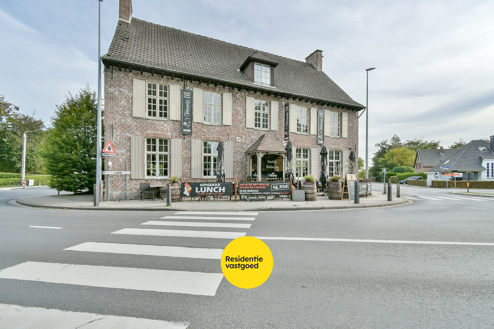 Multifunctionele eigendom met appartementen en handelszaken! 