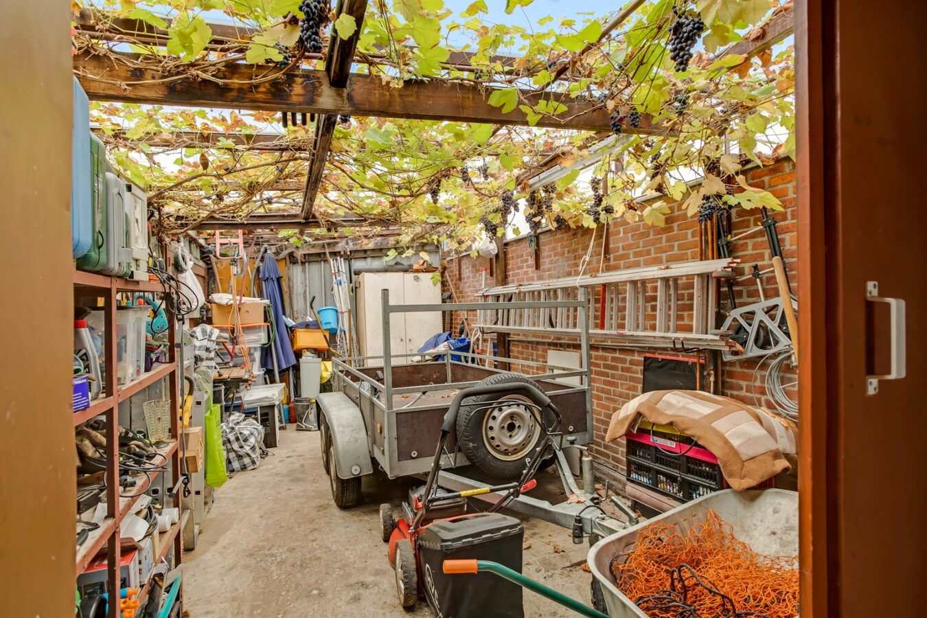 Vrijstaande woning met garage op ruim perceel in het centrum. 